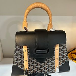 In great condition this Goyard Saigon PM